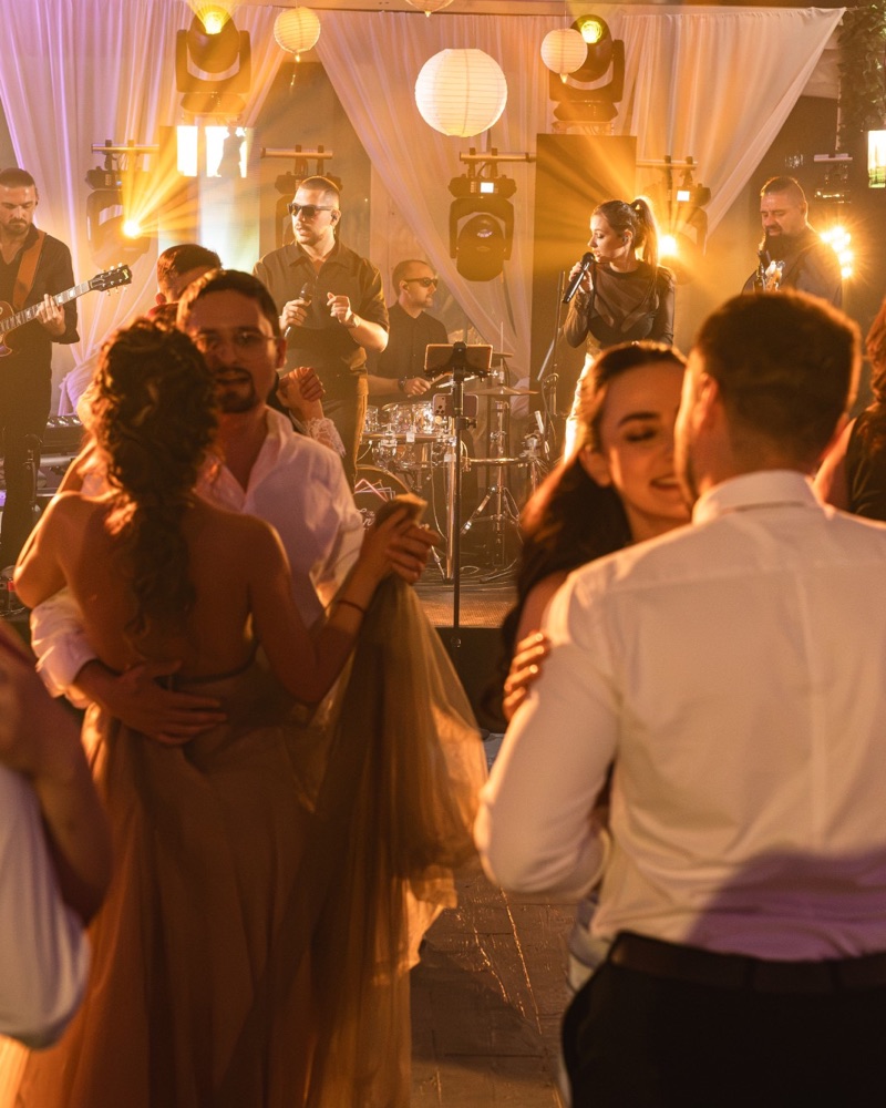 Invitați dansând în fața scenei, cu trupa în spate