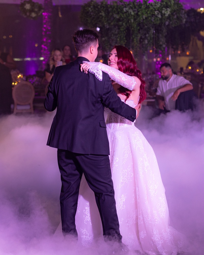 Mirii dansând pe un nor de fum greu, în lumină violet