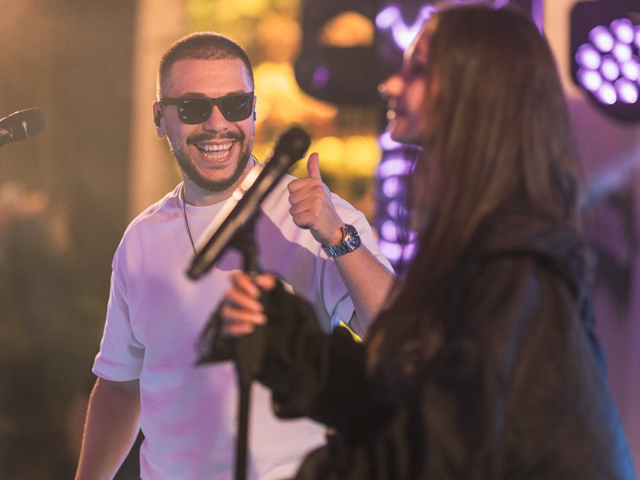 Soliștii The Fun Station Band cântând la o nuntă