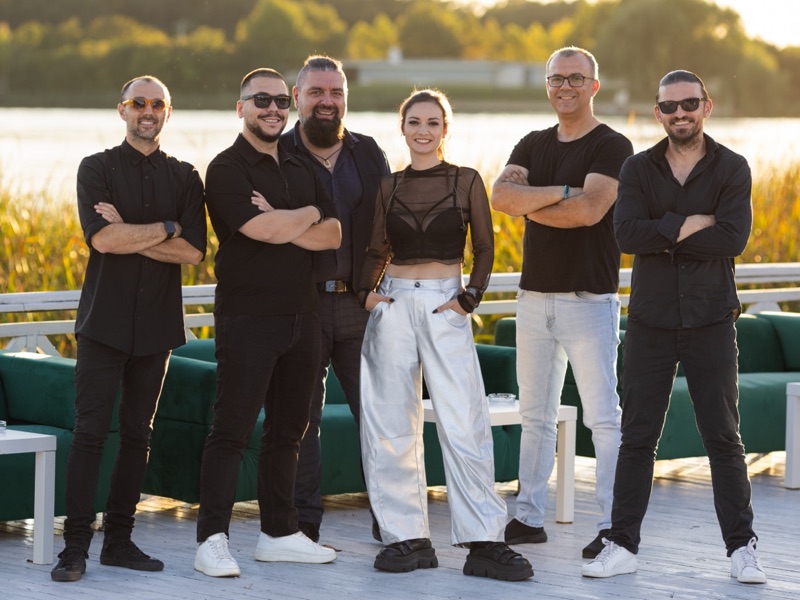 Cei șase membri ai trupei The Fun Station Band, fotografiați în aer liber