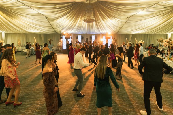 Invitați dansând, cu trupa pe scenă în fundal