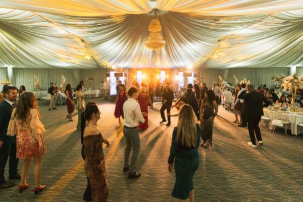 Ring plin, cu scena luminată în spate