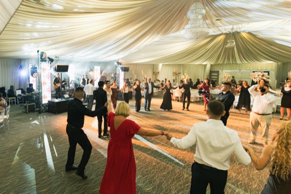 Invitați dansând pe ring