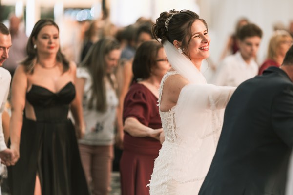 Mireasa dansând printre invitați