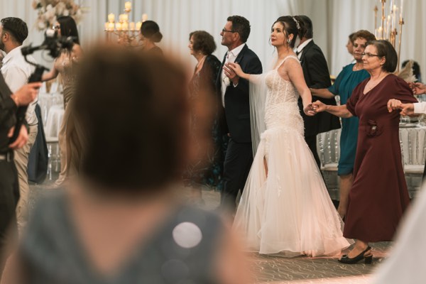 Mireasa dansând alături de invitați