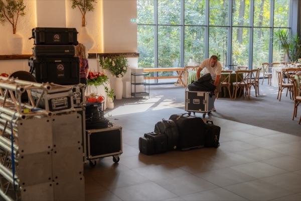 Echipamentul abia descărcat în salon, cu pădurea în spatele geamurilor