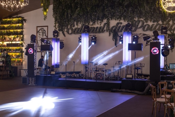 Scena aprinsă înainte de eveniment: stâlpii LED în lumină mov, la înălțimi diferite