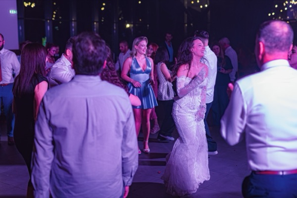 Invitați dansând în lumină mov