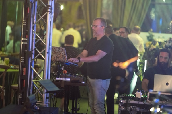 Pupitrul DJ-ului, lângă scenă