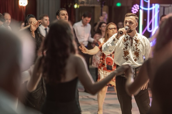 Cătălin, solistul de muzică populară, cântând în horă, printre invitați