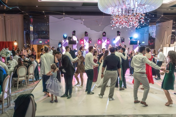 Ringul plin în fața scenei, cu mireasa printre invitați și trupa cântând