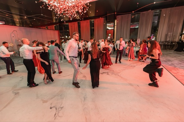 Claudia, solista trupei, coborâtă pe ring să danseze cu invitații, în lumină roșie