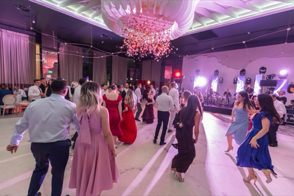 Invitați dansând pe ring, cu trupa cântând pe scenă, în dreapta