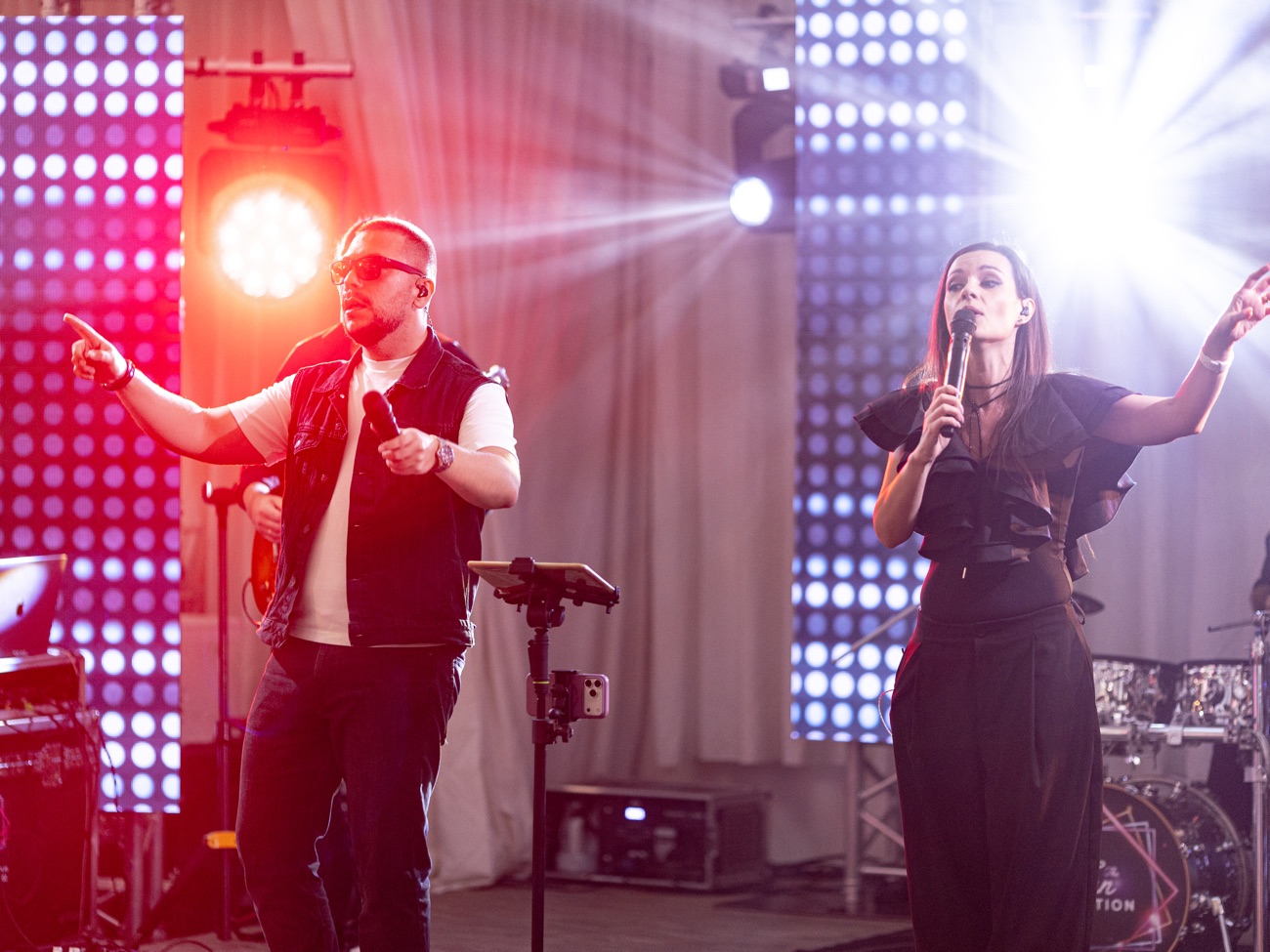 Soliștii The Fun Station Band pe scenă, la o nuntă
