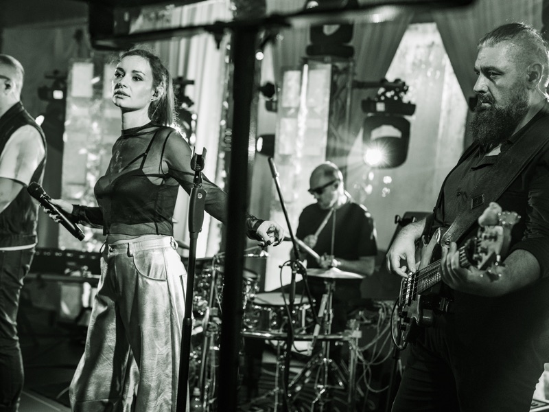 Trupa live pe scenă, fotografie alb-negru