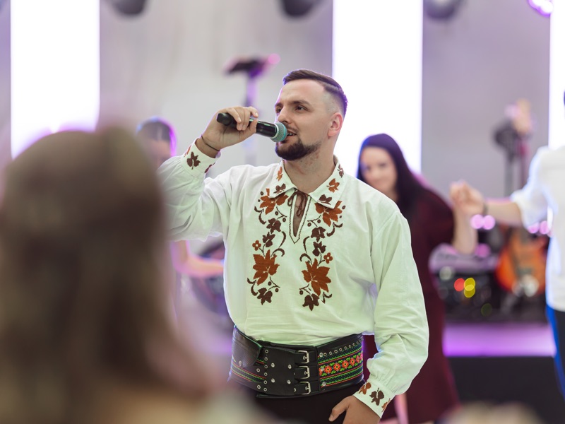 Moment de muzică populară, în costum tradițional